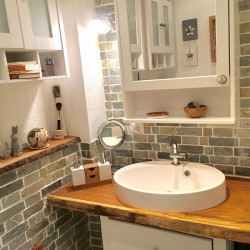 Kundenprojekt: Badezimmer mit Eichenregal und Eichen-Waschtischtplatte!